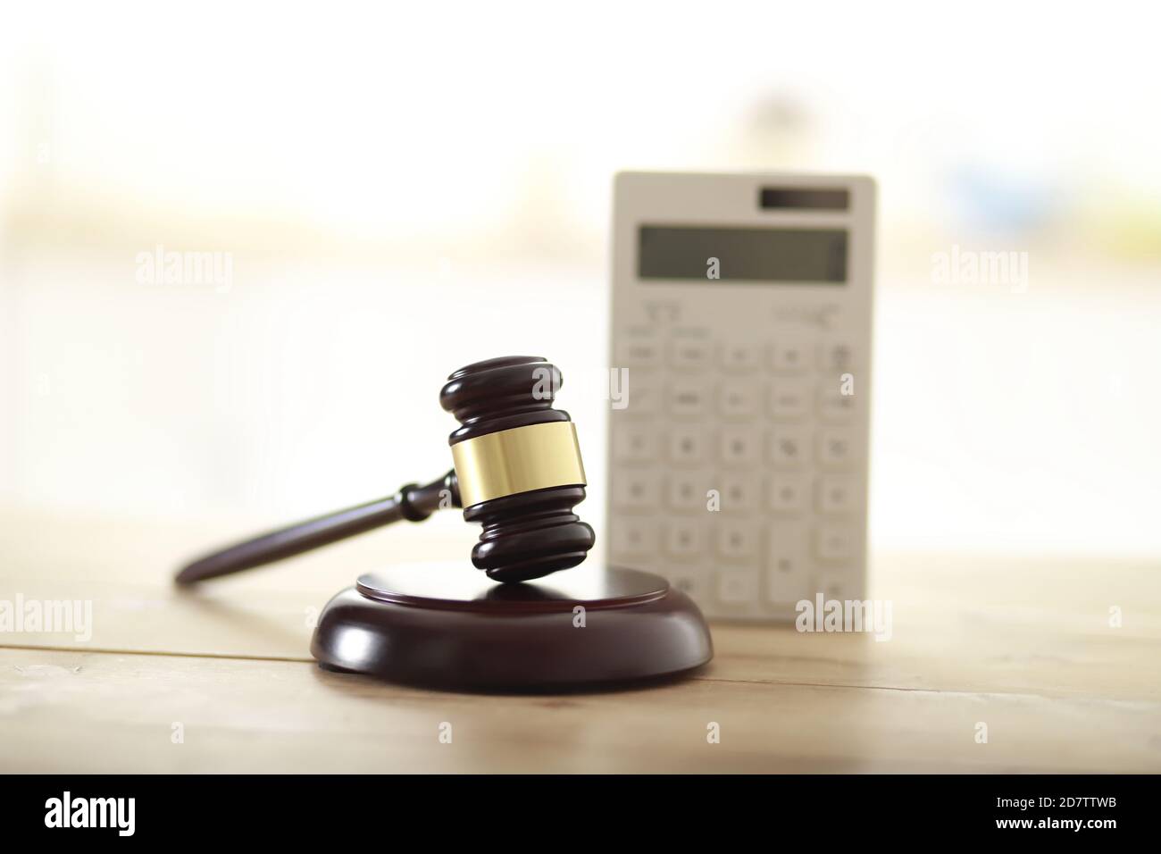 Le gavel du juge et la calculatrice sur la table.notion de droit fiscal Banque D'Images