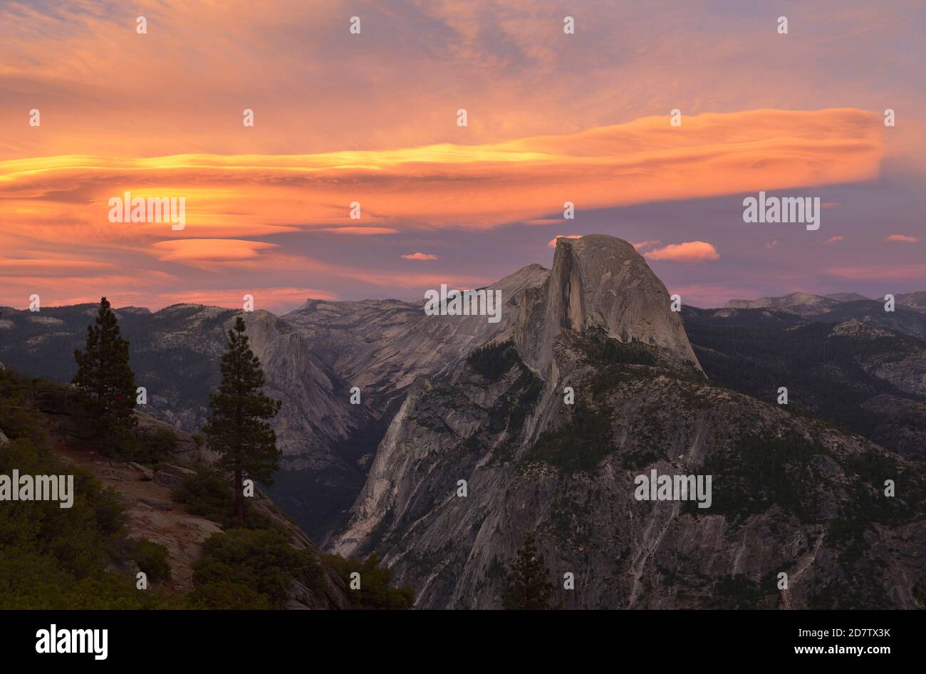 Demi-dôme au coucher du soleil depuis Glacier point, parc national Yosemite, Californie, États-Unis Banque D'Images