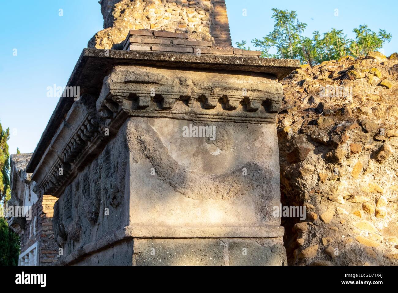 Rome, le long de l'Appia antique, vous trouverez plusieurs bas-reliefs de l'époque romaine. Banque D'Images