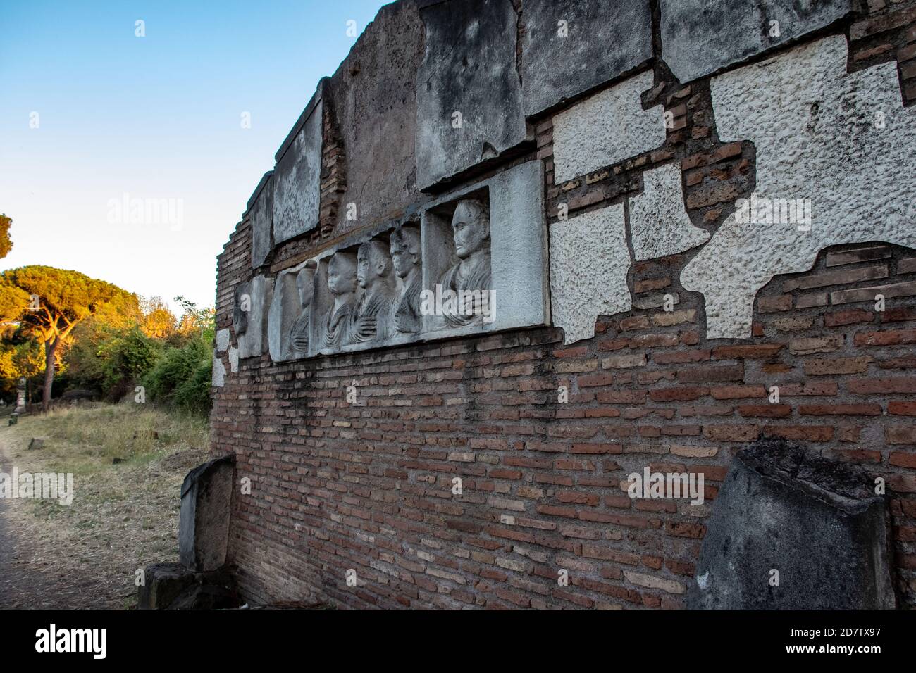 Rome, le long de l'Appia antique, vous trouverez plusieurs bas-reliefs de l'époque romaine. Banque D'Images