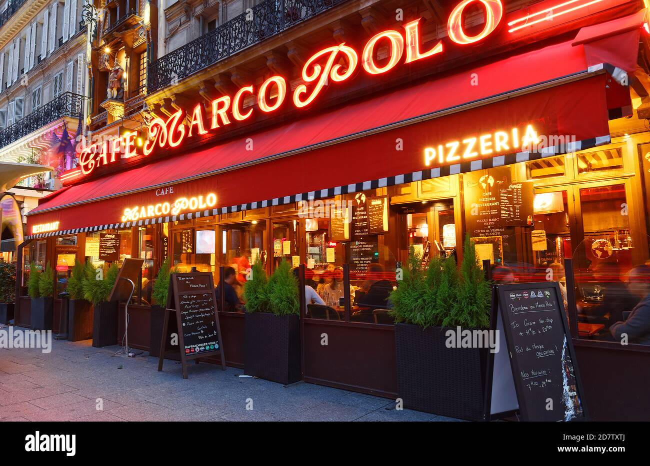 Ce restaurant de style brasserie porte le nom de l'explorateur Marco Polo,  situé près de la gare Saint Lazare, à Paris, en France Photo Stock - Alamy