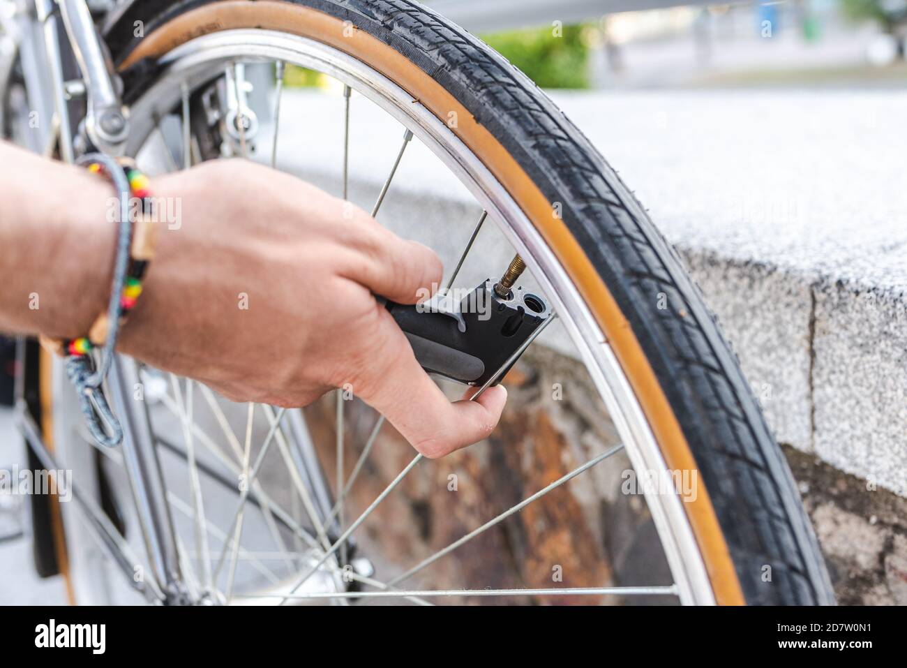 détail de la valve d'admission d'air du pneu de un vélo avec une