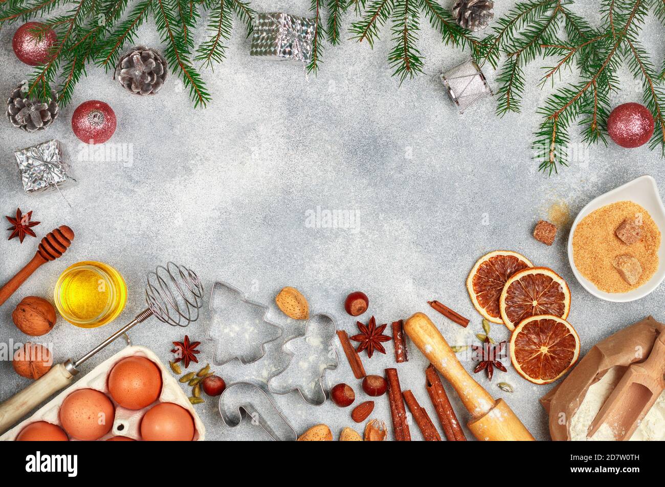 Fond de cuisson de Noël avec des ingrédients (farine, œufs, sucre, miel, noix, épices, fruits confits aux agrumes) pour faire des biscuits maison de pain d'épice Banque D'Images