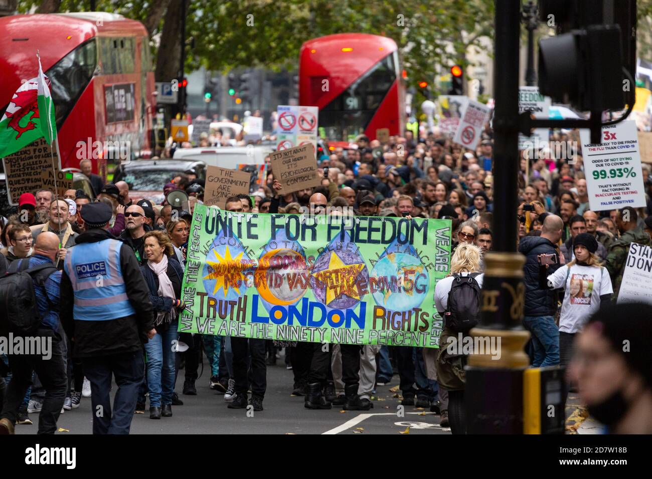 Les manifestants tiennent une bannière devant une marche lors d'un rassemblement anti-verrouillage à Londres, le 24 octobre 2020 Banque D'Images