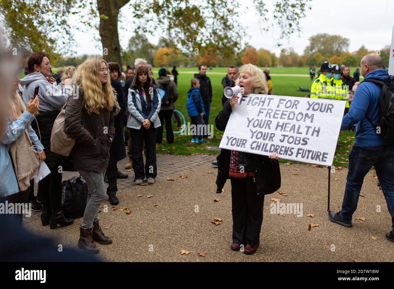 Une femme s'adresse à une foule à Hyde Park lors d'un rallye anti-verrouillage à Londres, le 24 octobre 2020 Banque D'Images