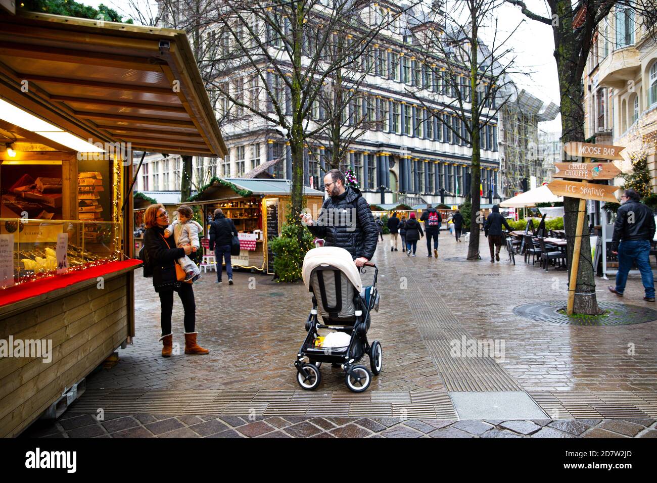 16 décembre 2019, Gand, Belgique. Les personnes avec des familles fréquentent le marché de Noël. Banque D'Images
