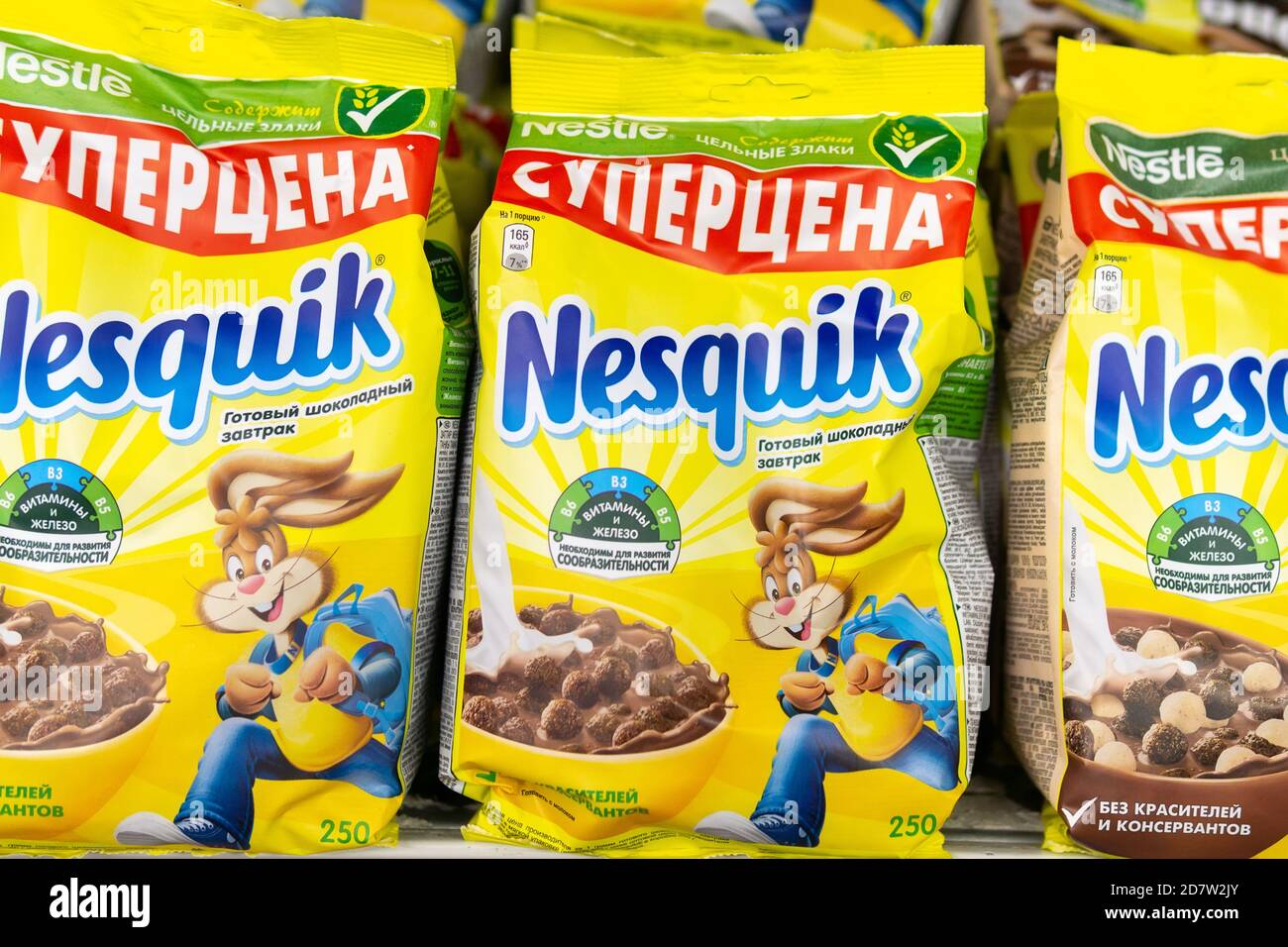 Tyumen, Russie-11 octobre 2020: Boîte de petit-déjeuner au chocolat Nesquik au supermarché. Banque D'Images