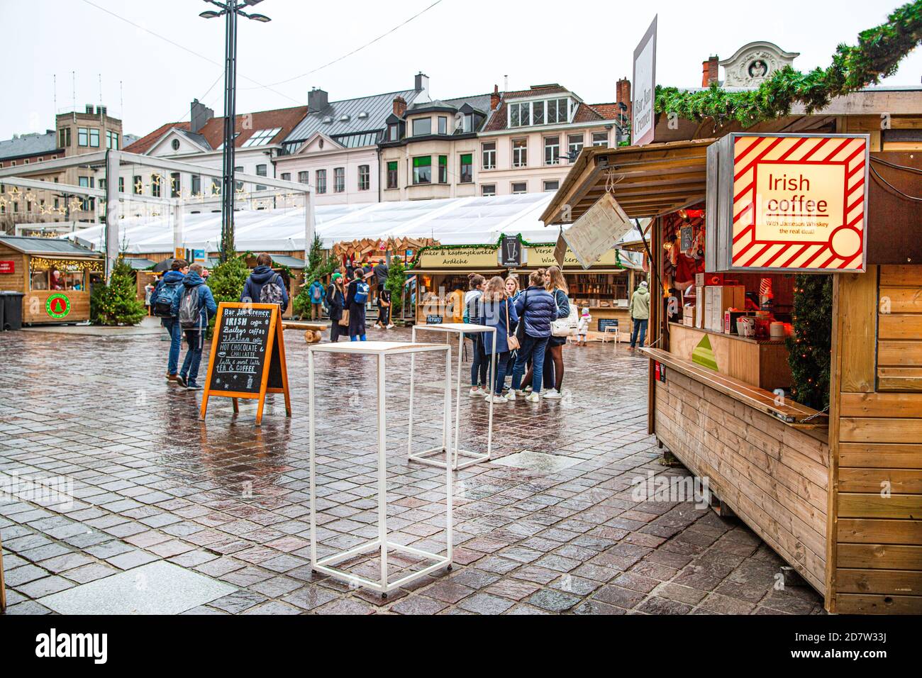 16 décembre 2019, Gand, Belgique. Pavillons et kiosques du marché de Noël avec café, nourriture et boissons chaudes. Banque D'Images