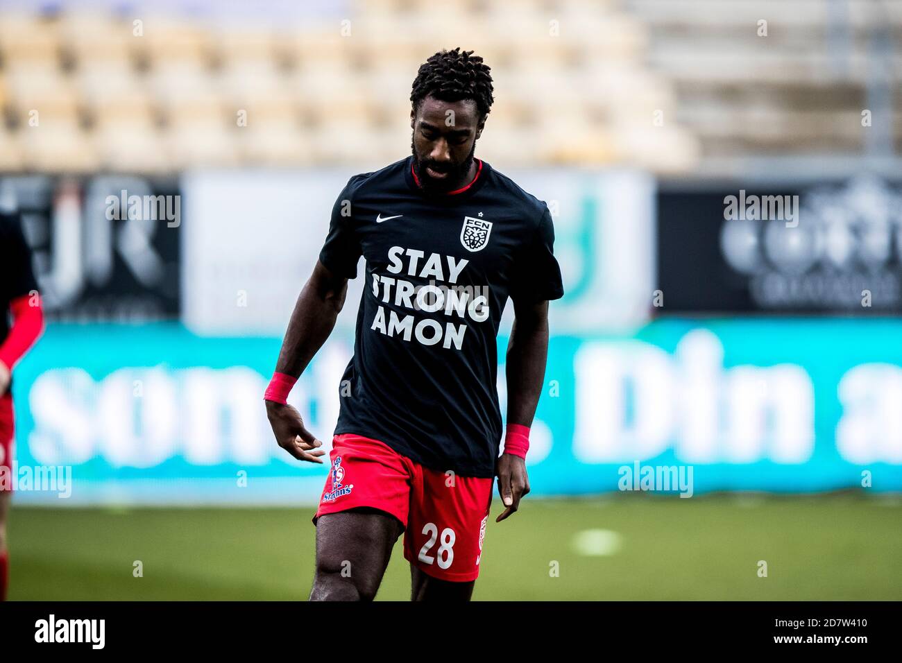 Horsens, Danemark. 25 octobre 2020. Johan Djourou (28) du FC Nordsjaelland se réchauffe dans un t-shirt Amon à l'état de force avant le match 3F Superliga entre AC Horsens et le FC Nordsjaelland à la Casa Arena à Horsens. Les joueurs rendent hommage au joueur du FC Nordsjaelland Jonathan Amon qui s'est blessé au cours de la semaine. (Crédit photo : Gonzales photo/Alamy Live News Banque D'Images