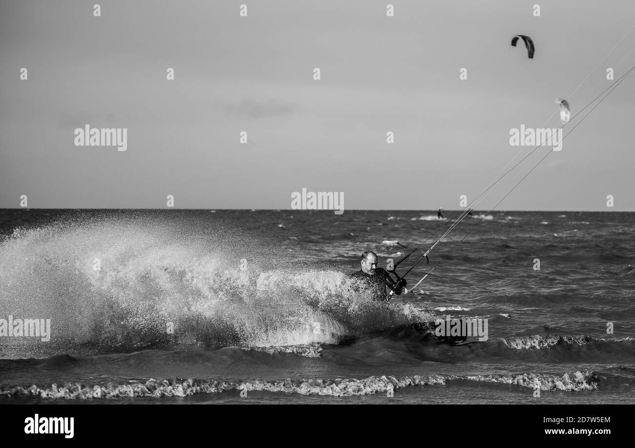 Turning and spland, un surfeur de cerf-volant à Hunstanton Beach, Norfolk, Angleterre, Royaume-Uni Banque D'Images
