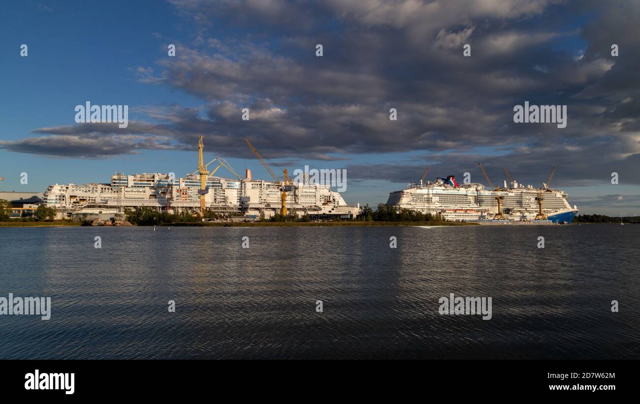 Mardi gras, le nouveau phare de Carnival Cruise Line, et Costa Toscana de Costa Cruises, en construction au chantier naval Meyer Turku à Turku, en Finlande. Banque D'Images
