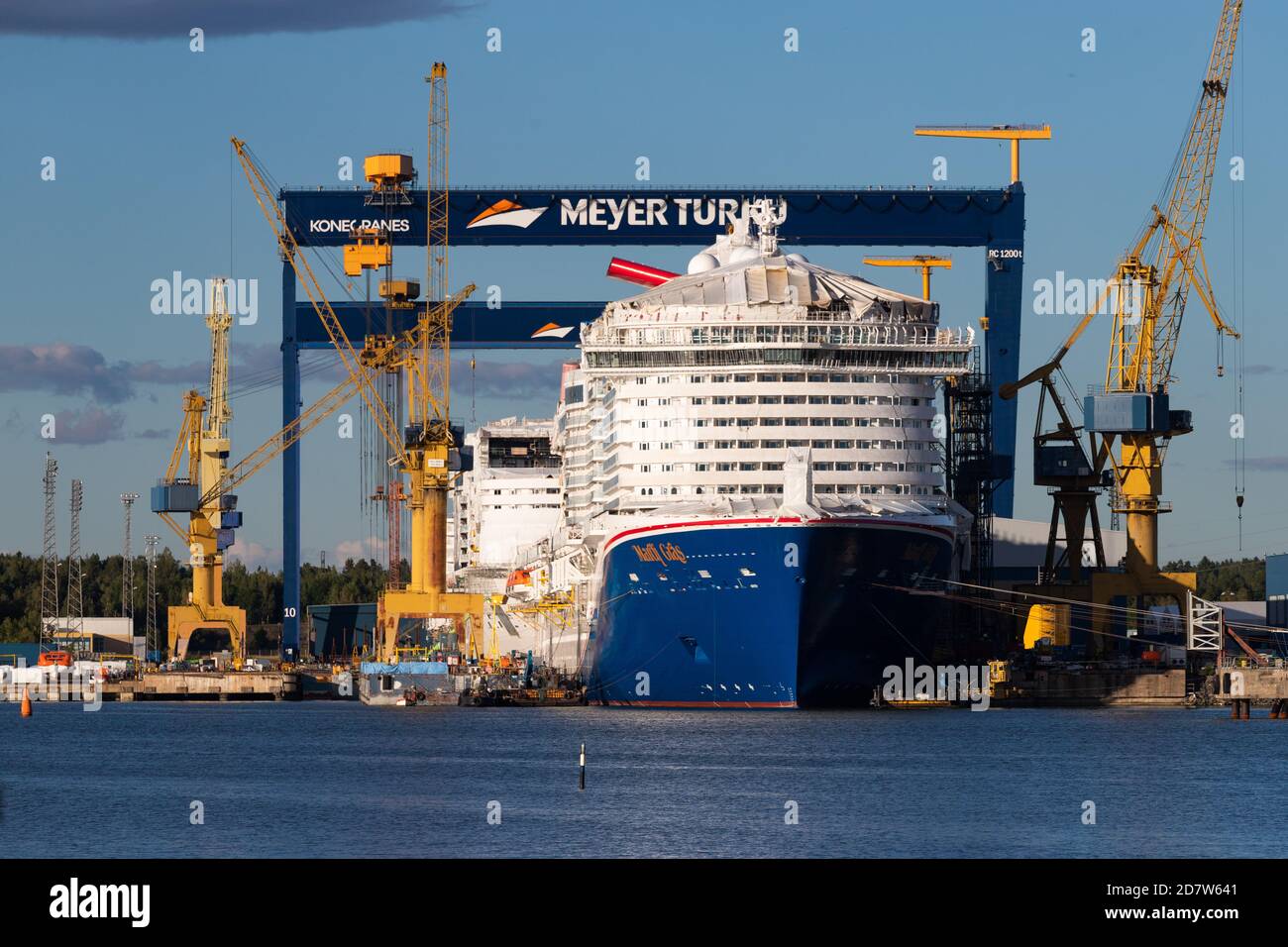 Le nouveau navire-amiral de Carnival Cruise Line, Mardi gras, est en construction au chantier naval Meyer Turku à Turku, en Finlande. Derrière le navire jumeau Costa Toscana. Banque D'Images