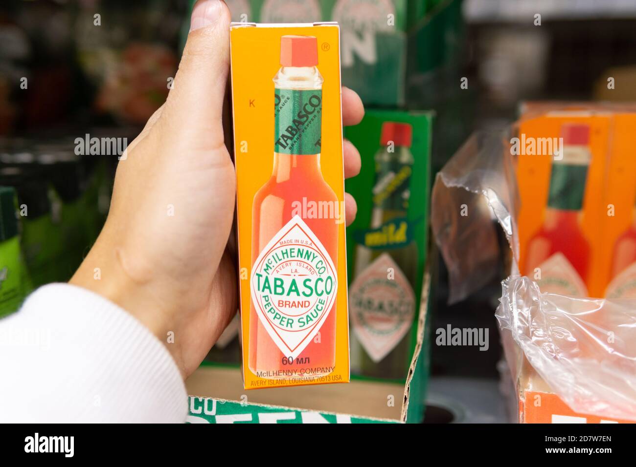 Tyumen, Russie-11 octobre 2020 : sauce chaude Tabasco. La sauce Tabasco a commencé en 1868 et est faite à partir de poivrons tabasco. Banque D'Images