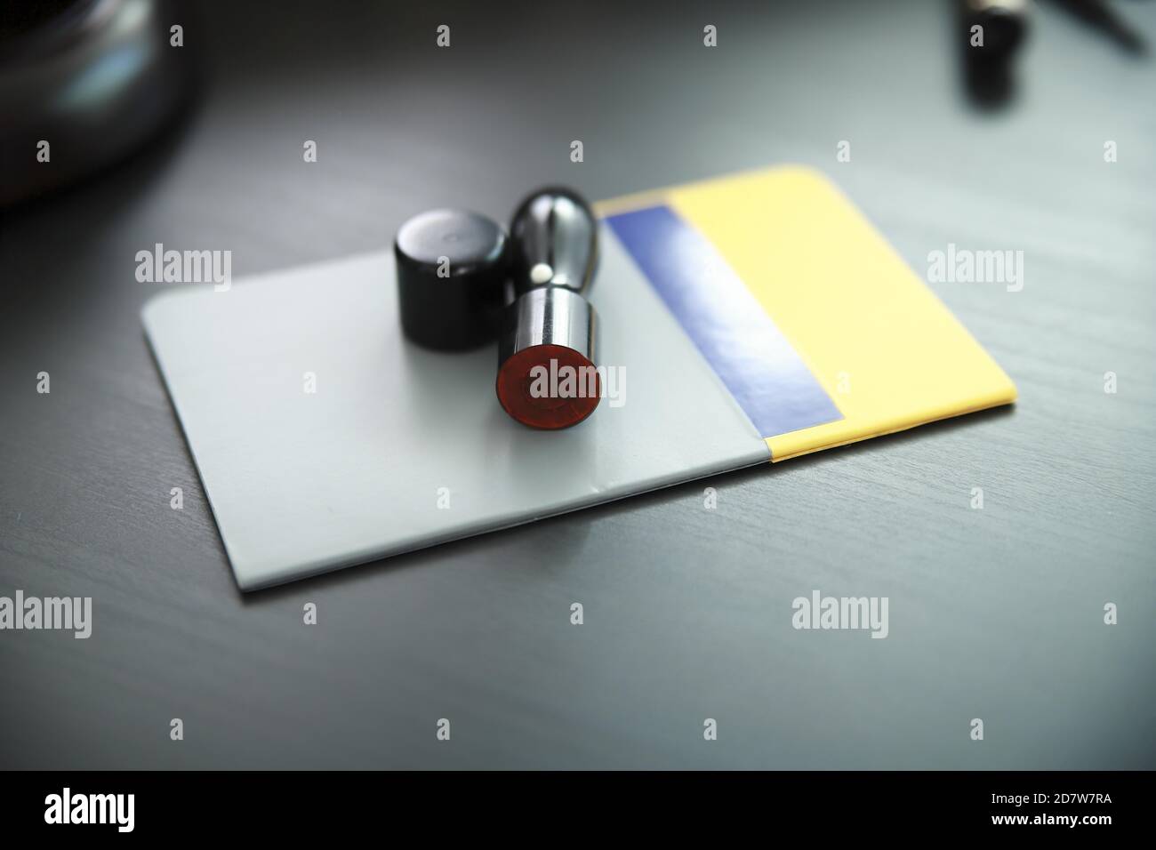 Livre de banque avec timbre sur le bureau Banque D'Images