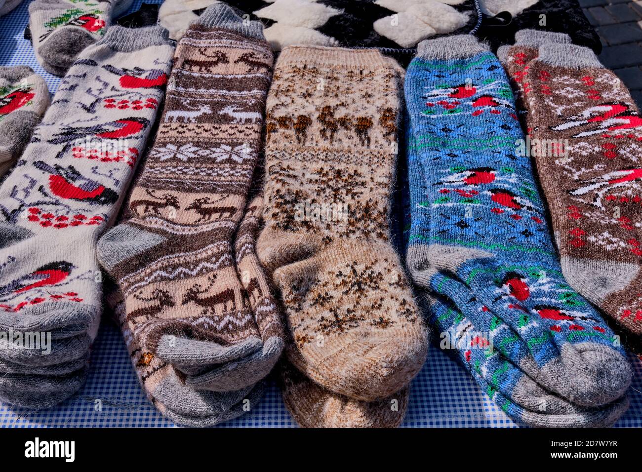 Souvenirs faits main de laine de la montagne de Crimée pour les touristes. Chaussettes en laine chaude et colorée à motifs. Banque D'Images