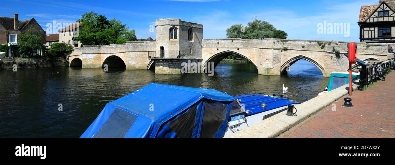 La chapelle du Quayside et du pont ; River Great Ouse, ville de St Ives, Cambridgeshire, Angleterre, Royaume-Uni Banque D'Images