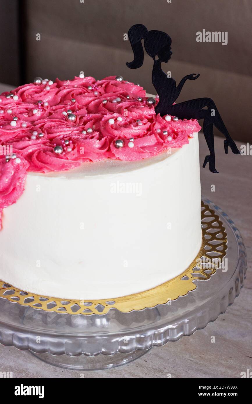 Gâteau d'anniversaire pour jeune femme décoré de fleurs. Gâteau de crème avec fleurs pour une fille Banque D'Images