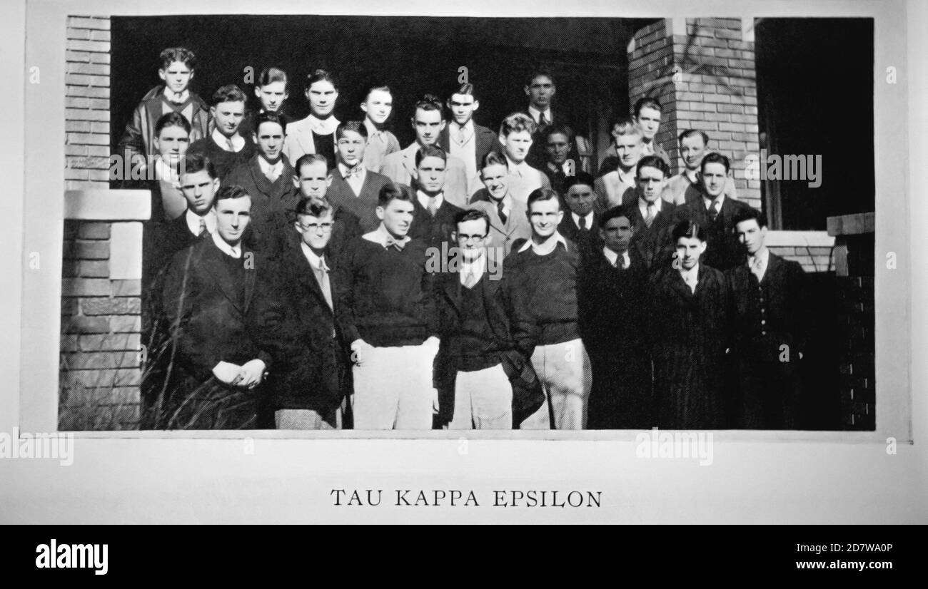 Un jeune Ronald Reagan (premier rang, troisième à partir de la gauche) pose avec des membres de sa fraternité masculine, Tau Kappa Epsilon (TKE), pour une photo dans l'annuaire 1932 de l'Eureka College, un petit collège d'arts libéraux fondé en 1855 à Eureka, Illinois, États-Unis. En 1928, à l'âge de 17 ans, Reagan a quitté sa ville natale de Dixon, dans l'Illinois, pour s'inscrire à l'école de quatre ans. Il a obtenu un baccalauréat ès arts avec une majeure en sociologie et en économie. En tant que senior, Reagan a servi comme président du corps étudiant, puis est devenu le 40e président des États-Unis d'Amérique (1981-89). Banque D'Images