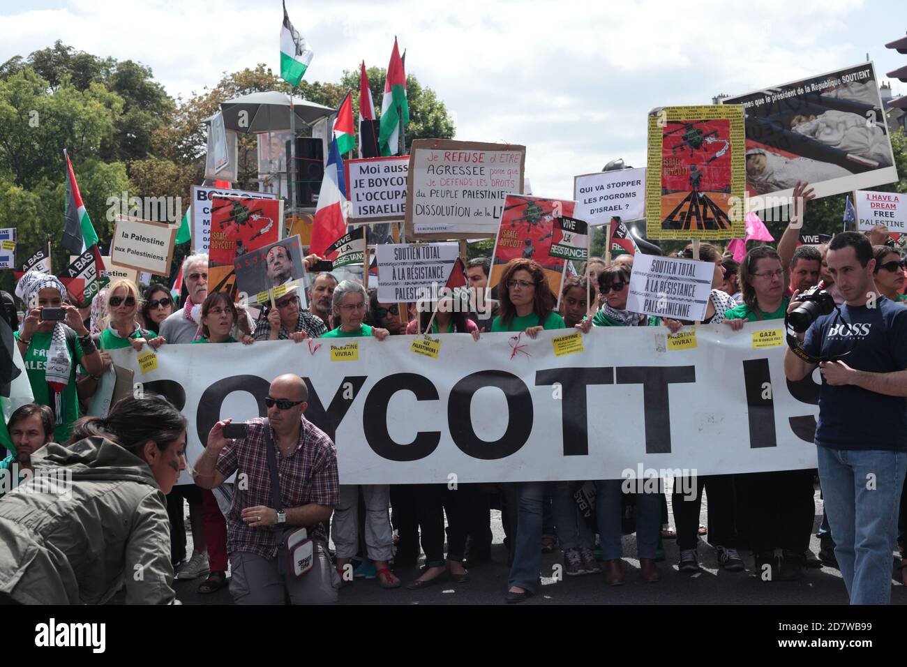 Manifestation pro-palestinienne à Paris en faveur du peuple de Gaza à la suite de l'offensive israélienne qui a coûté la vie à 1,600 personnes Palestiniens Banque D'Images