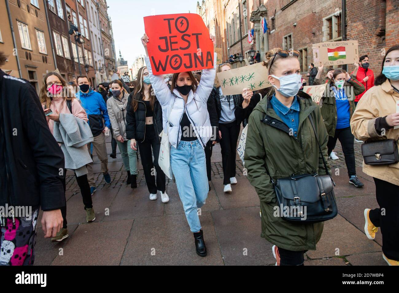 Un manifestant portant un masque facial tient un écriteau pendant la manifestation.le Tribunal constitutionnel a examiné la motion d'un groupe de députés concernant ce qu'on appelle l'avortement eugénique. De l'avis du Tribunal, un tel avortement, effectué en cas de suspicion d'anomalies fœtales graves, est incompatible avec la Constitution. Les femmes protestent contre cette décision. Banque D'Images