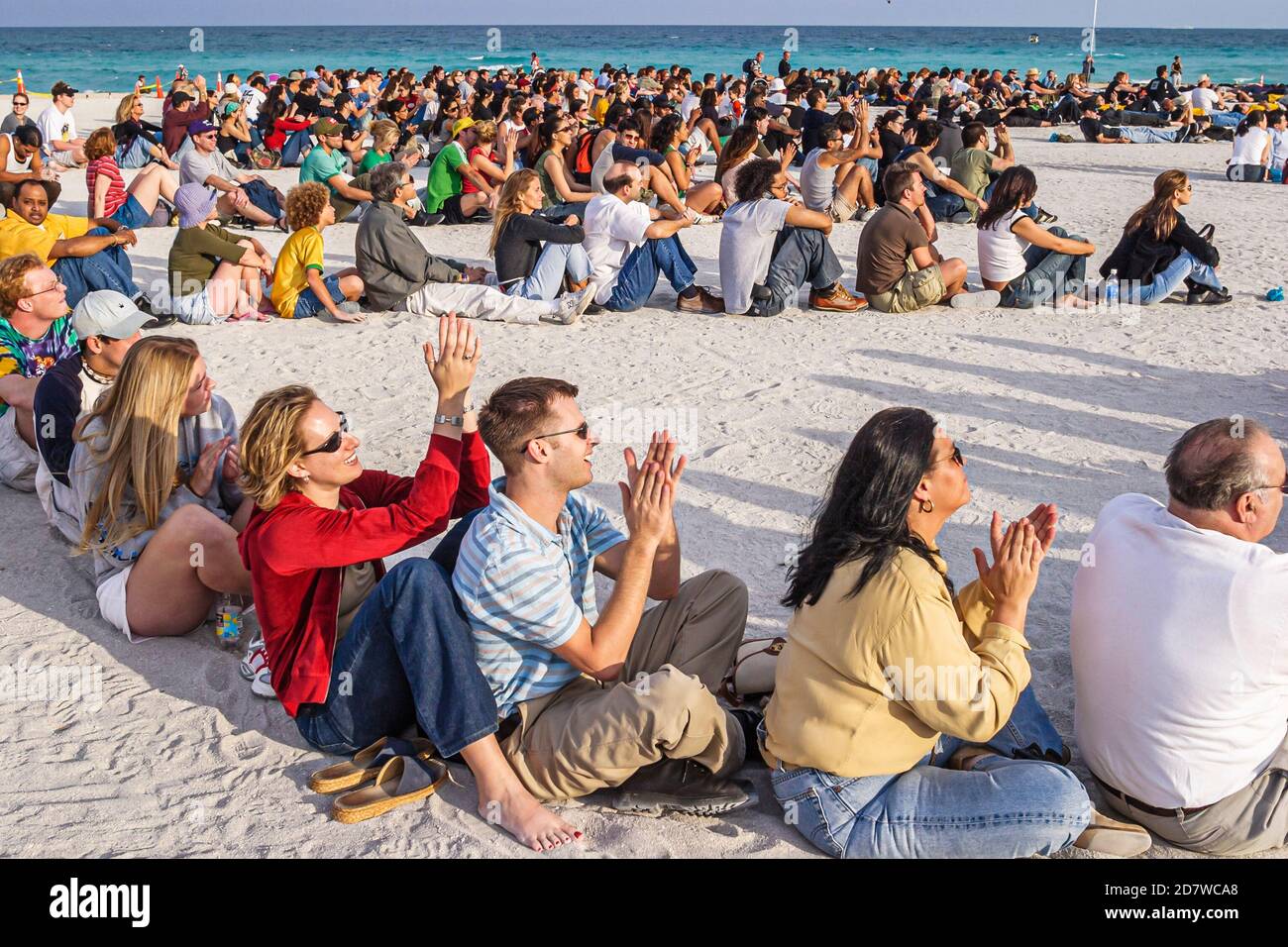 Miami Beach Floride, littoral de l'océan Atlantique, rivage bord de mer Greenpeace les gens ont organisé l'œuvre de Picasso photo aérienne, volontaires, Banque D'Images