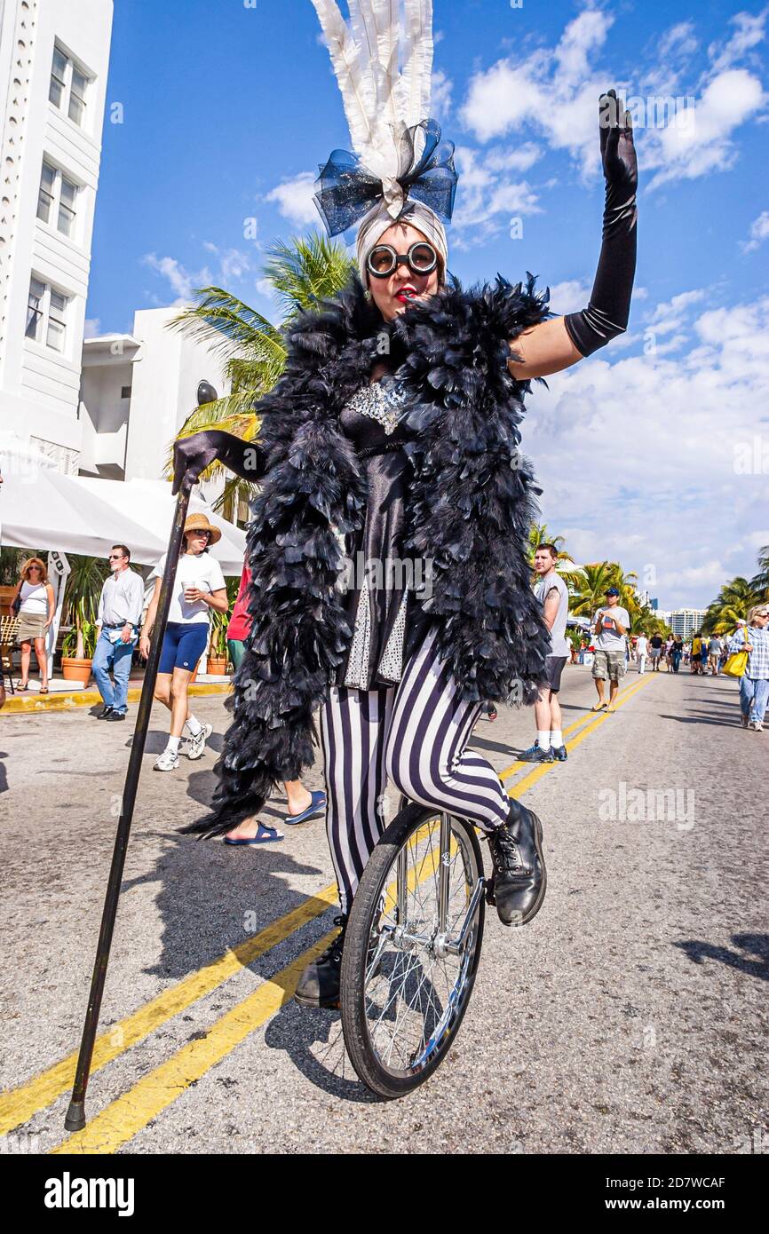 Miami Beach Floride, week-end art déco South Beach, Ocean Drive, manèges de rue exécutant équitation monocycle, costume femme actrice, Banque D'Images