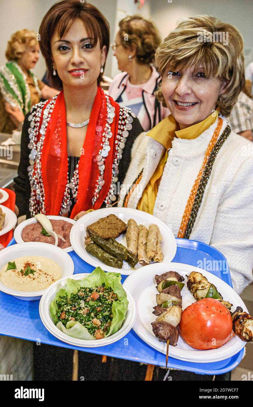 Miami Florida,Coral Gables Coral Way Miracle Mile,Our Lady of Lebanon Catholic Church,salon de célébration annuel du Festival libanais,les femmes membres montrent sho Banque D'Images