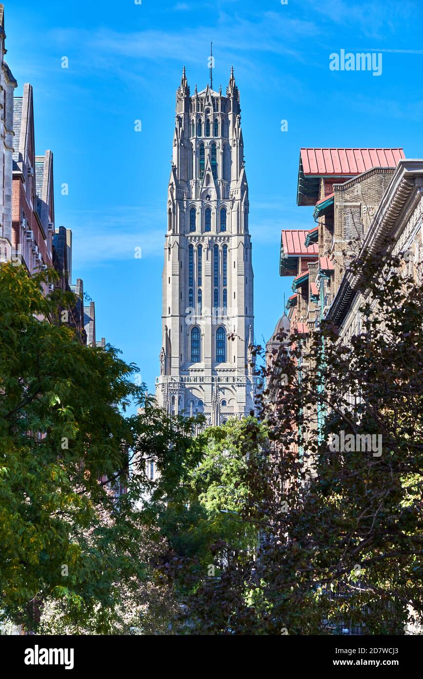 La tour de style gothique de 392 mètres de long de l'église Riverside, comme on l'a vu De l'ouest 121st Street dans Morningside Heights Banque D'Images
