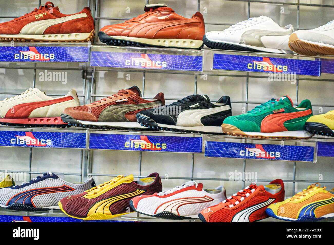 Miami Beach Florida,Washington Avenue le magasin de chaussures de pied de  l'athlète, chaussures de sport de sport vente d'exposition Photo Stock -  Alamy