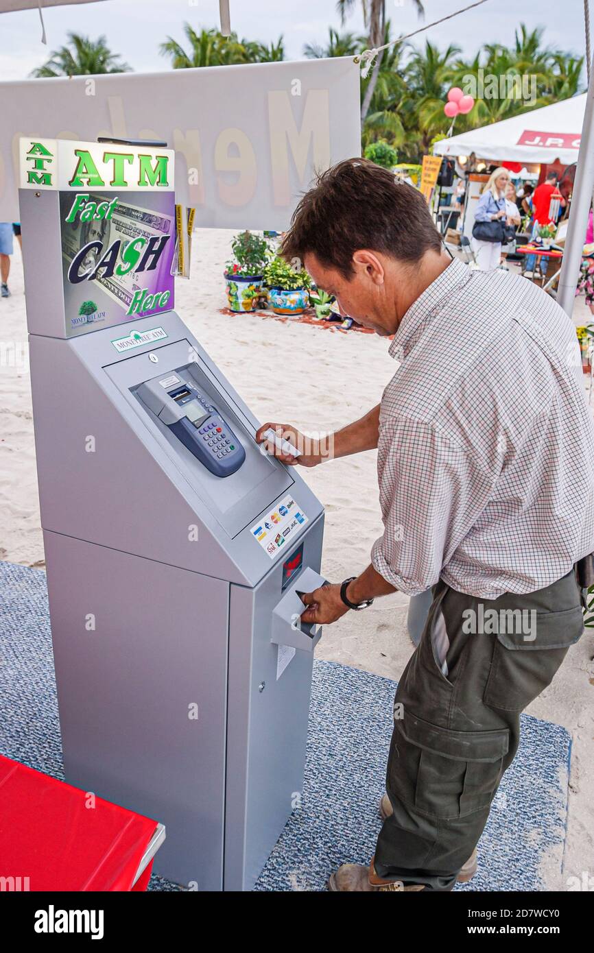 Miami Beach Florida, Ocean Drive, FabFest Taste of the Beach, festival de la nourriture que l'homme utilise à l'aide d'un distributeur automatique de billets, Banque D'Images