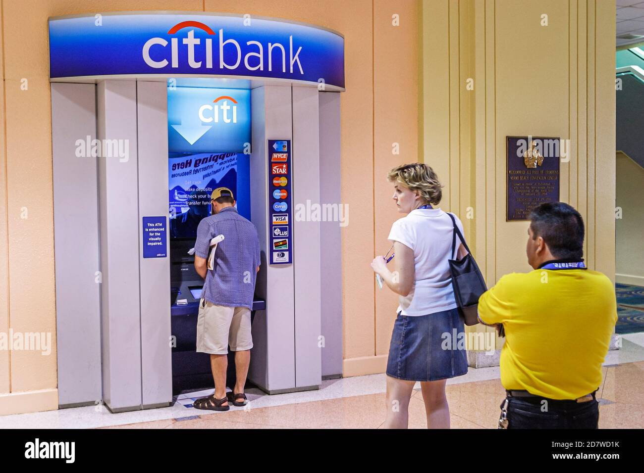 Miami Beach Florida,Convention Center,file d'attente de clients Citibank ATM, banque faisant retirer l'argent hommes femmes hommes homme femme homme femme femme Banque D'Images