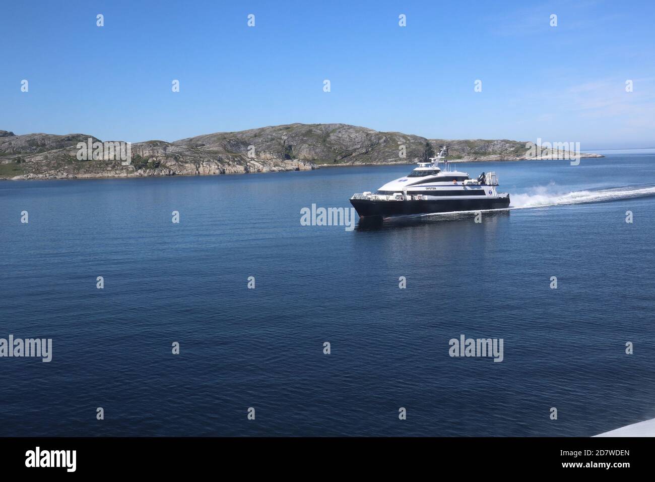 Bodo / Norvège - juin 15 2019: Ferry rapide entrant dans la zone portuaire de Bodo, Norvège Banque D'Images