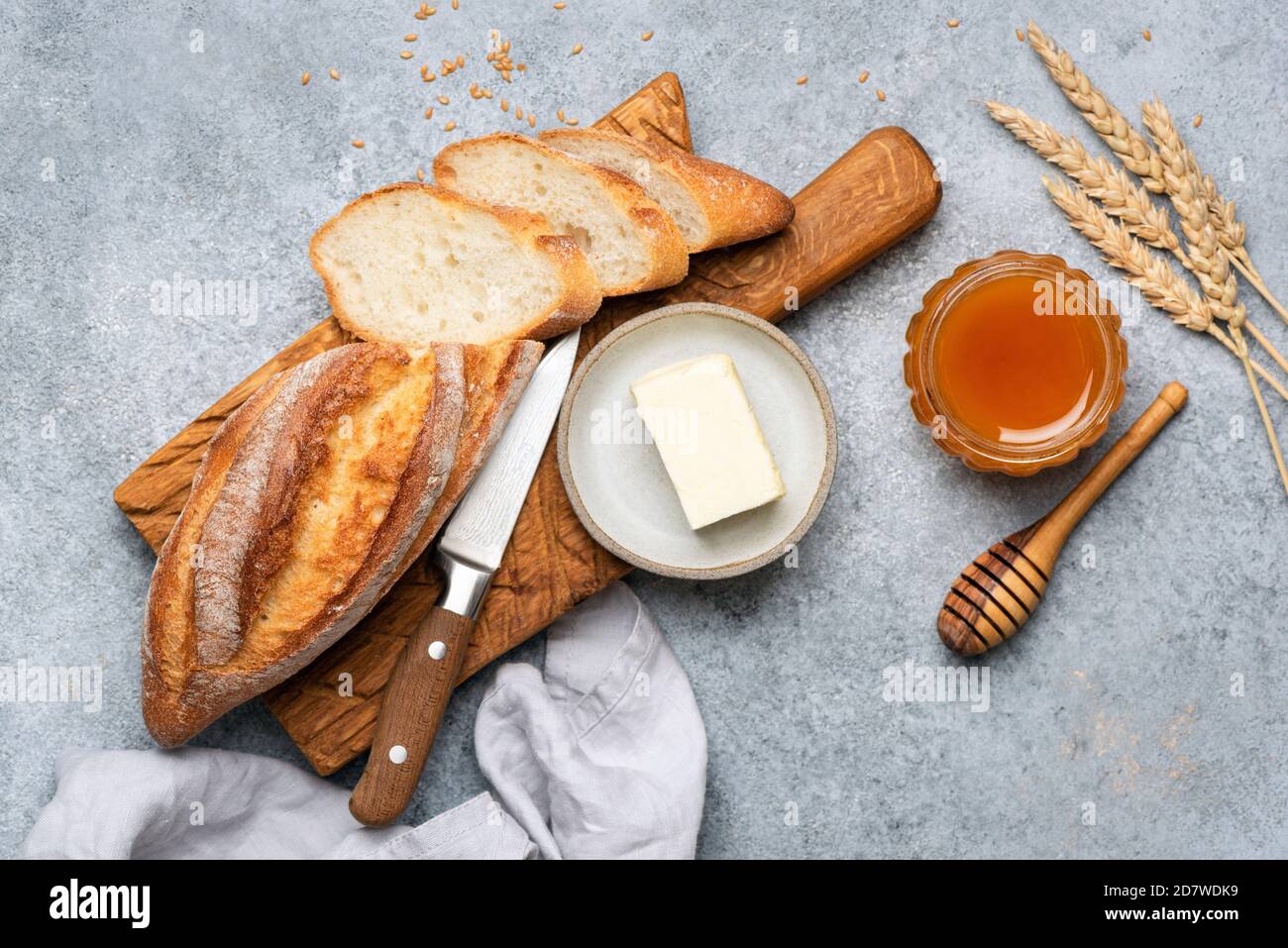 Le pain, le beurre et le miel sont encore en vie. Vue de dessus. Pain de baguette au beurre et au miel Banque D'Images
