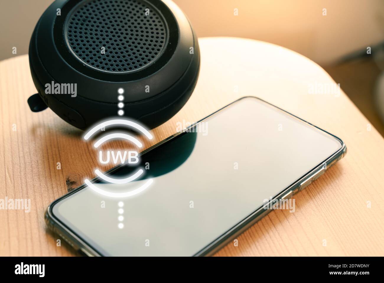 Enceinte sans fil UWB connectée à un smartphone Banque D'Images