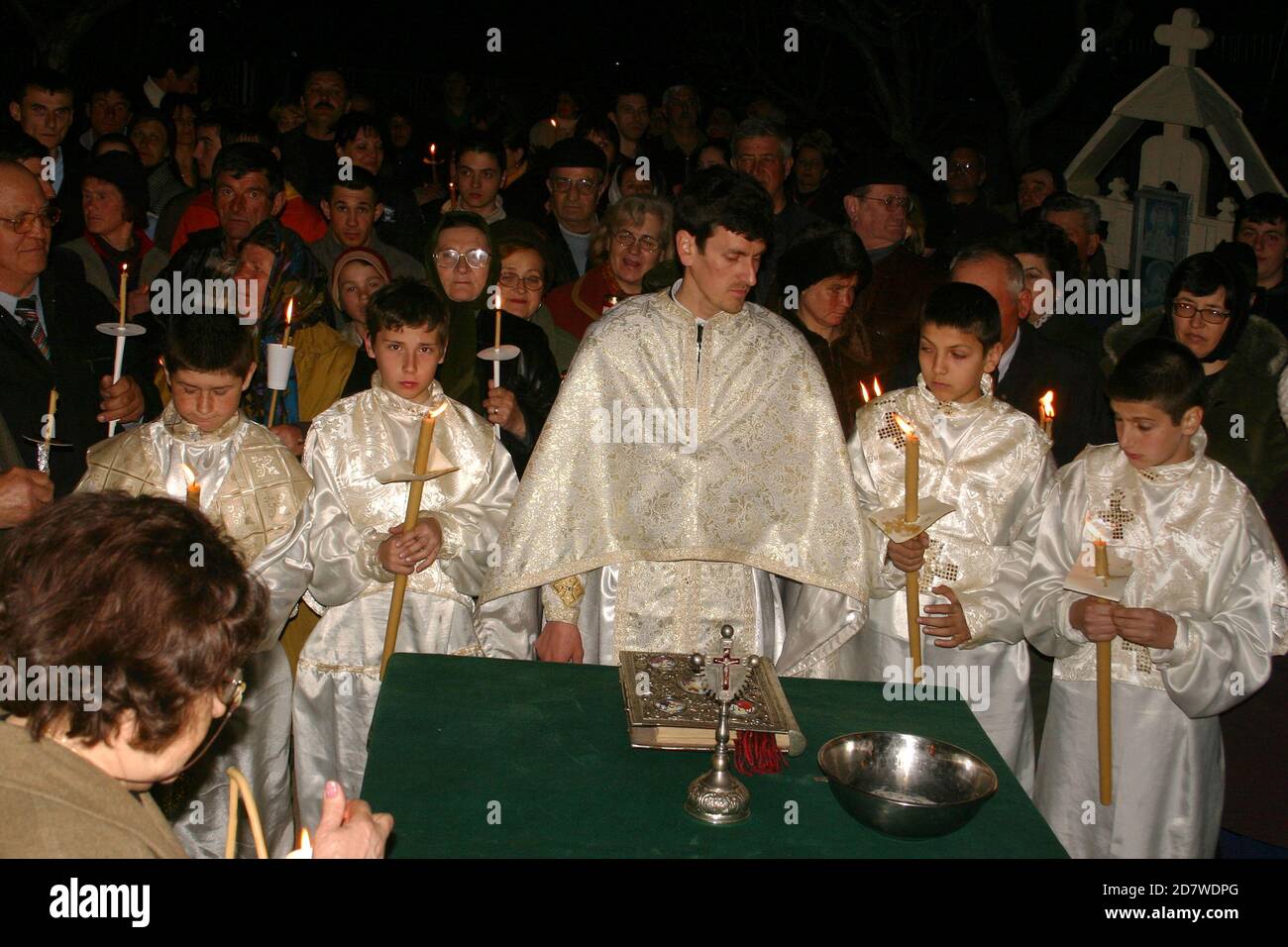 Service de Pâques en soirée dans une église chrétienne orthodoxe en Roumanie. Croyants tenant le feu Saint célébrant la Résurrection du Christ. Banque D'Images