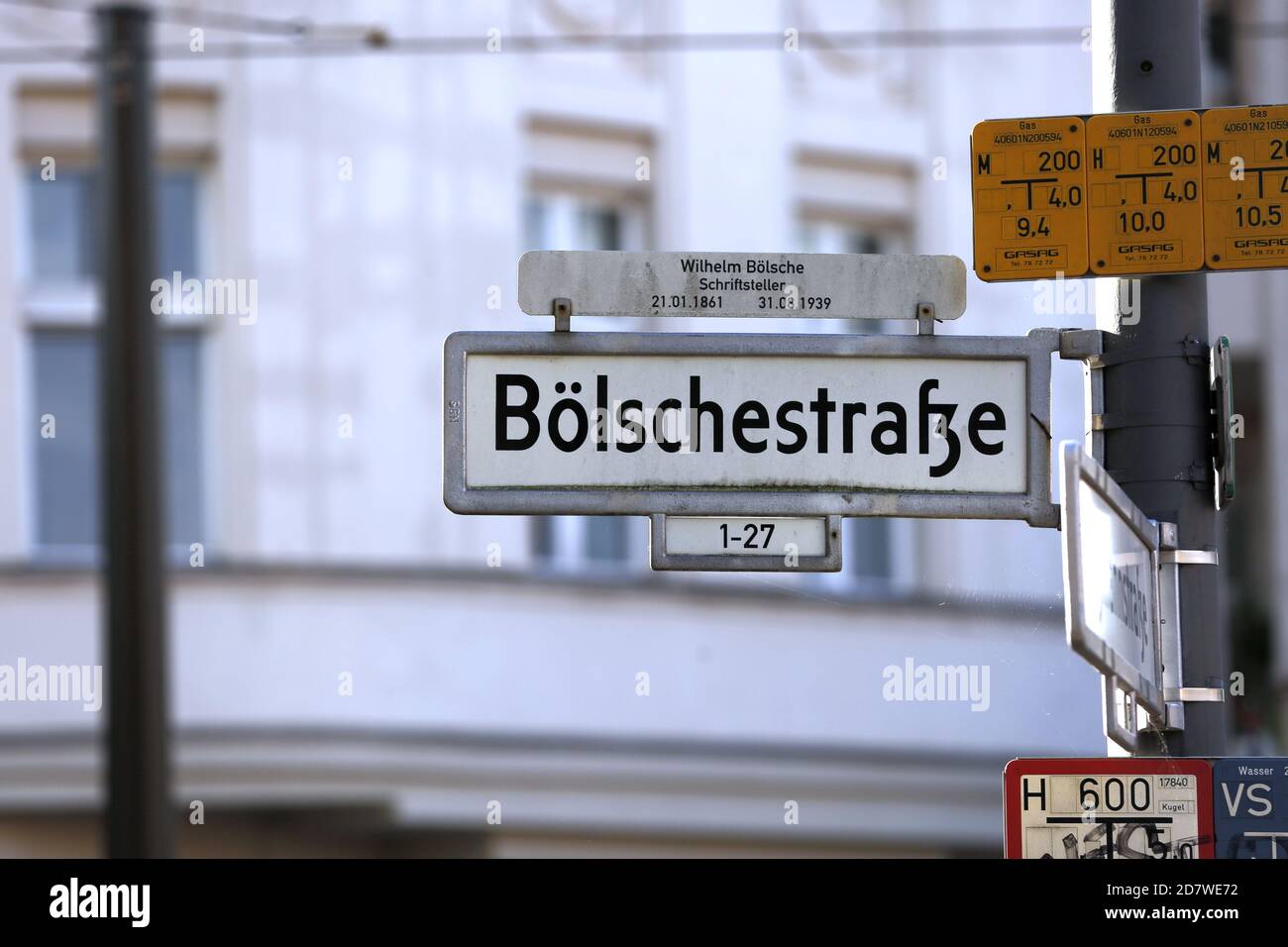 Berlin, Allemagne. 24 octobre 2020. De nouvelles restrictions sont entrées en vigueur samedi en raison de la pandémie du coronavirus à Berlin, en Allemagne, le 24 octobre 2020. Exigence de masque pour dix rues particulièrement fréquentées dans plusieurs quartiers de Berlin. La photo montre un panneau de rue dans la rue très animée Bölschestraße dans le quartier Friedrichshagen. (Photo de Simone Kuhlmey/Pacific Press/Sipa USA) crédit: SIPA USA/Alay Live News Banque D'Images