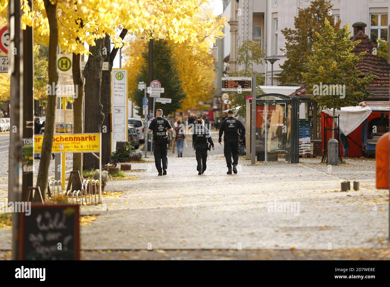 Berlin, Allemagne. 24 octobre 2020. De nouvelles restrictions sont entrées en vigueur samedi en raison de la pandémie du coronavirus à Berlin, en Allemagne, le 24 octobre 2020. Exigence de masque pour dix rues particulièrement fréquentées dans plusieurs quartiers de Berlin. La photo montre un panneau de rue dans la rue très animée Bölschestraße dans le quartier Friedrichshagen. (Photo de Simone Kuhlmey/Pacific Press/Sipa USA) crédit: SIPA USA/Alay Live News Banque D'Images