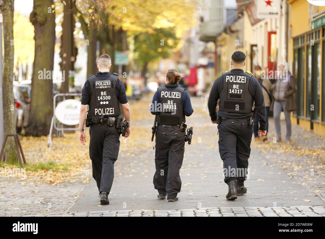 Berlin, Allemagne. 24 octobre 2020. De nouvelles restrictions sont entrées en vigueur samedi en raison de la pandémie du coronavirus à Berlin, en Allemagne, le 24 octobre 2020. Exigence de masque pour dix rues particulièrement fréquentées dans plusieurs quartiers de Berlin. La photo montre un panneau de rue dans la rue très animée Bölschestraße dans le quartier Friedrichshagen. (Photo de Simone Kuhlmey/Pacific Press/Sipa USA) crédit: SIPA USA/Alay Live News Banque D'Images