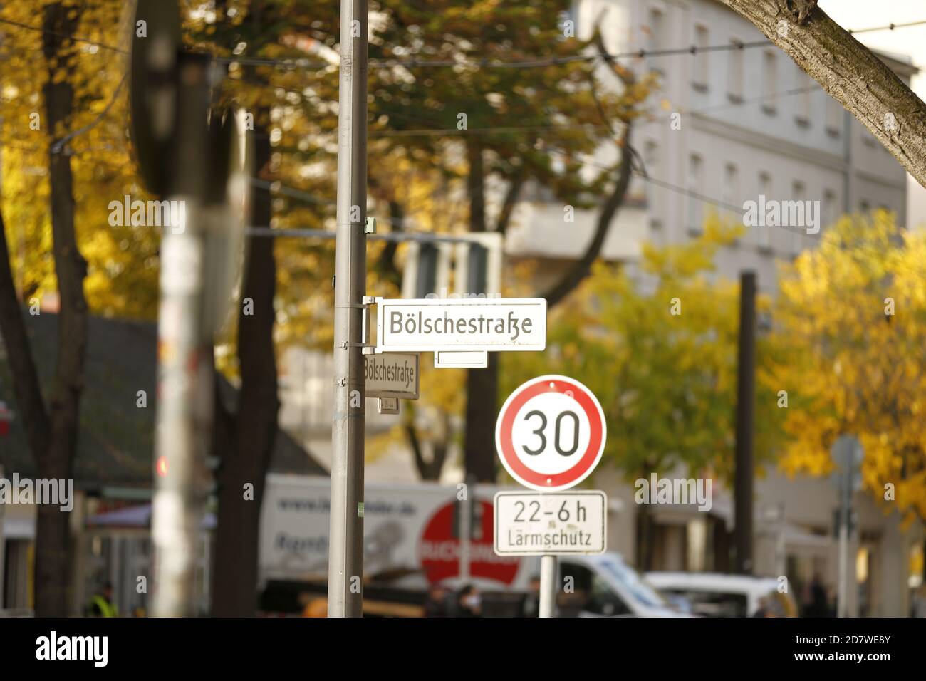 Berlin, Allemagne. 24 octobre 2020. De nouvelles restrictions sont entrées en vigueur samedi en raison de la pandémie du coronavirus à Berlin, en Allemagne, le 24 octobre 2020. Exigence de masque pour dix rues particulièrement fréquentées dans plusieurs quartiers de Berlin. La photo montre un panneau de rue dans la rue très animée Bölschestraße dans le quartier Friedrichshagen. (Photo de Simone Kuhlmey/Pacific Press/Sipa USA) crédit: SIPA USA/Alay Live News Banque D'Images