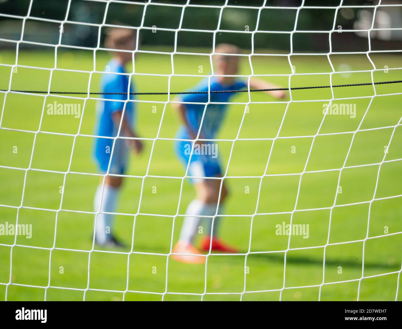 Les joueurs préparant la défense au coup de pied de pénalité. Les garçons jouent au football sur le terrain de sport. Banque D'Images