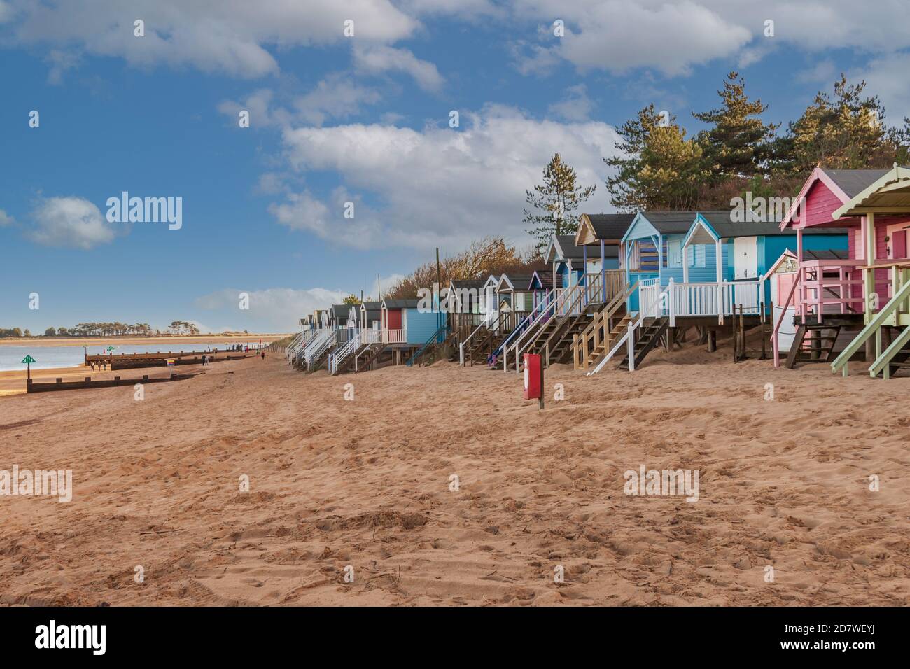 Se trouve à côté des cabanes de plage sur la côte nord de Norfolk en Angleterre. Banque D'Images