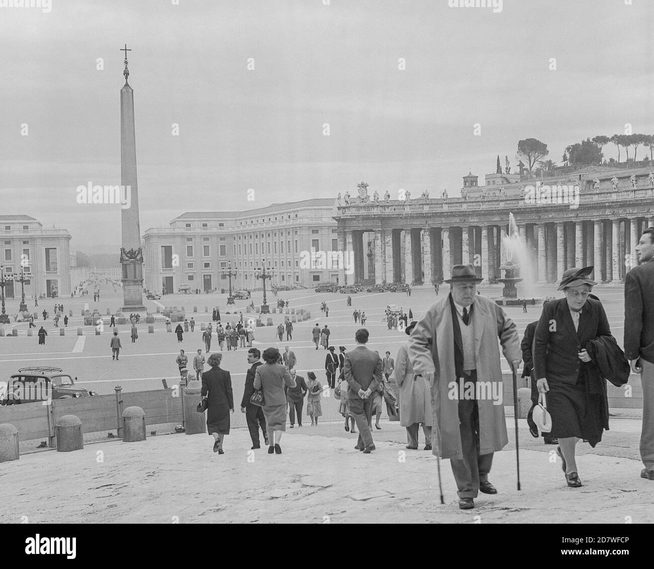 Visiteurs à la place Saint-Pierre, Cité du Vatican, Rome Italie dans les années 1950 Banque D'Images