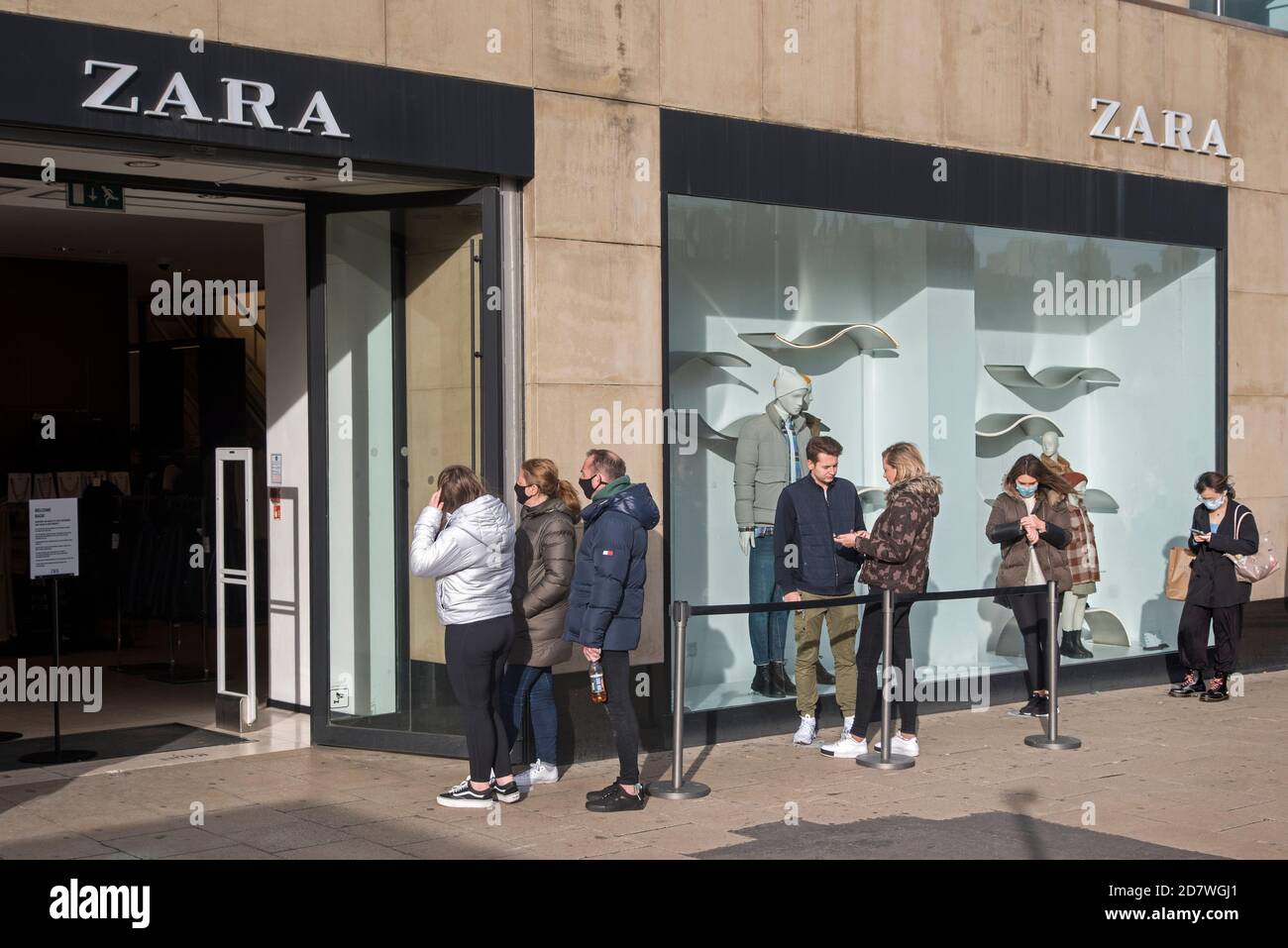 Clients faisant la queue devant le magasin Zara sur Princes Street, Édimbourg, Écosse, Royaume-Uni. Banque D'Images
