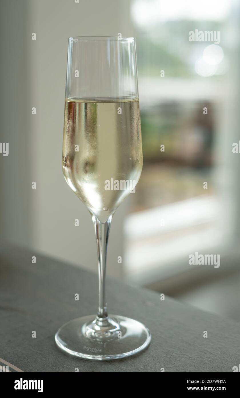verre avec vin prosecco dans un restaurant Banque D'Images