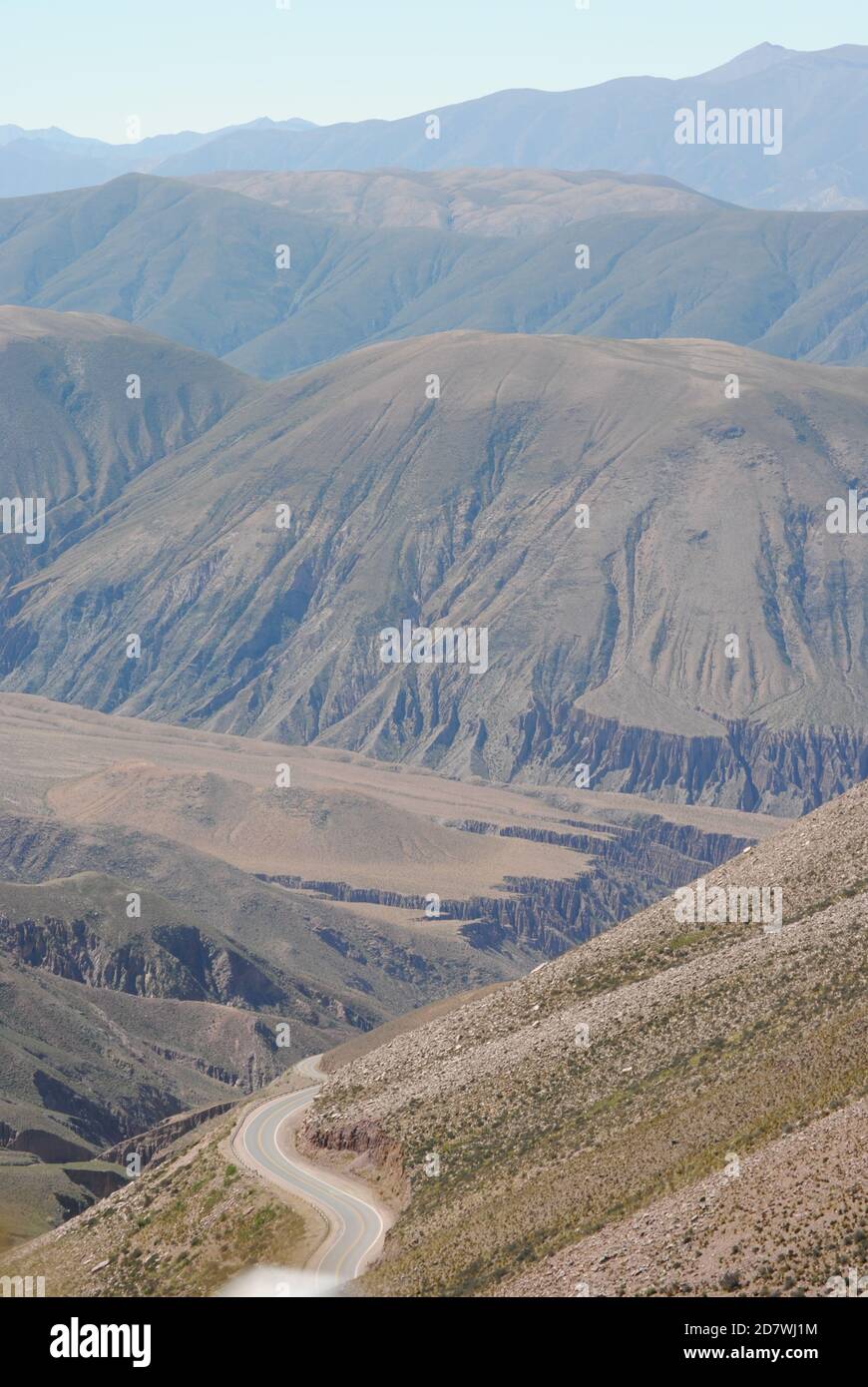 Route sinueuse entre les montagnes Banque D'Images