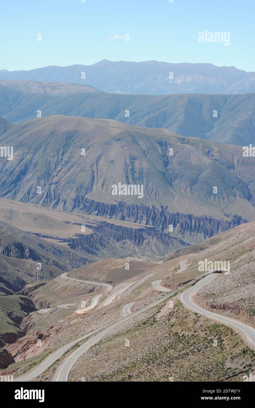 Route sinueuse entre les montagnes Banque D'Images