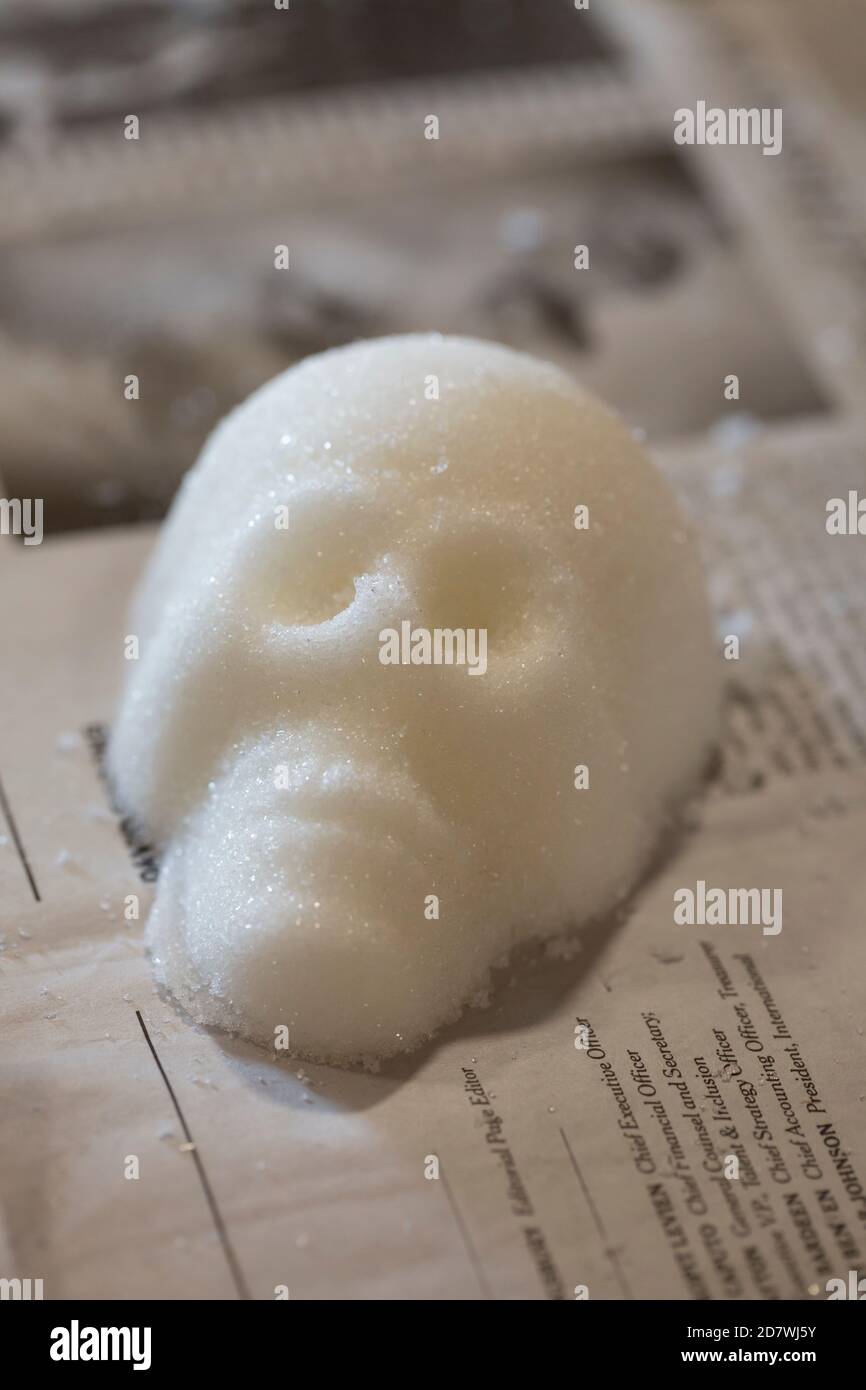 Des crânes de sucre fraîchement complétés sèchent à l'entrepôt Mighty Tieton de Tieton, Washington, le dimanche 18 octobre 2020. Les bonbons mexicains traditionnels Banque D'Images