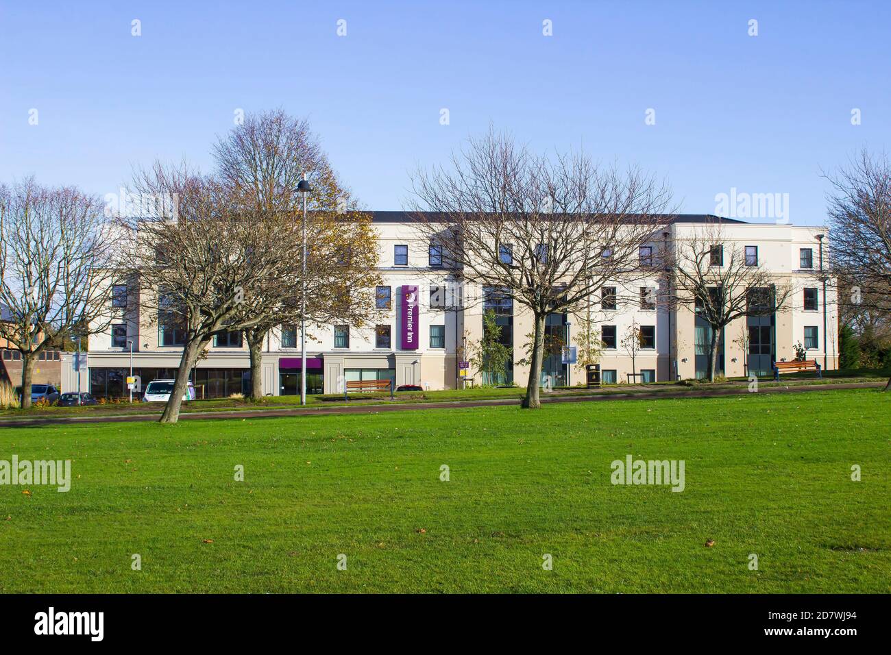 23 octobre 2020 le nouvel hôtel Premier Inn est situé à proximité de l'hôtel de ville, en bordure du charmant parc du château, dans le comté de Bangor, en Irlande du Nord. Banque D'Images