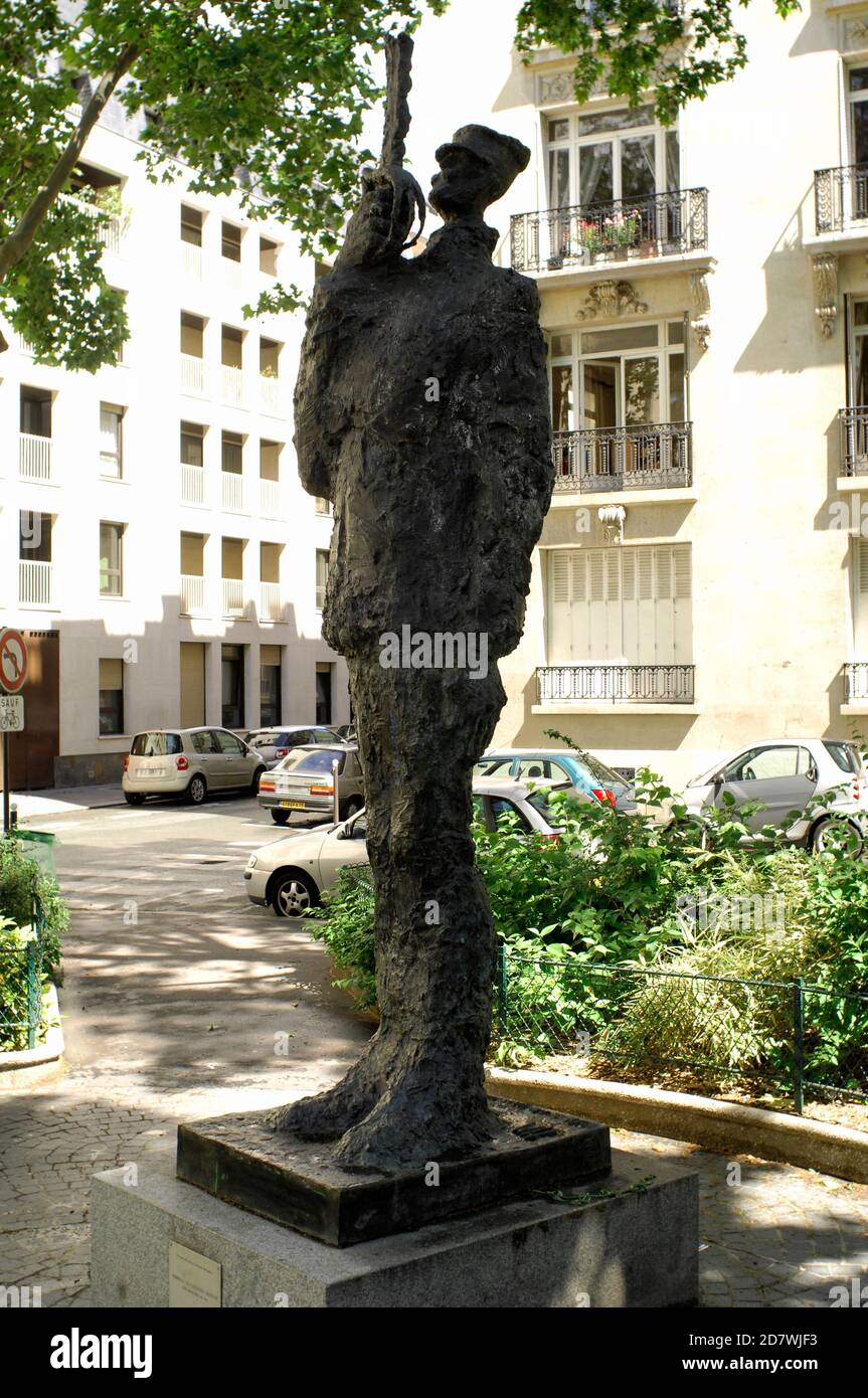 AJAXNETPHOTO. PARIS, FRANCE. - ACCUSÉ À TORT - STATUE DE L'ARTILLERIE DE L'ARMÉE FRANÇAISE LE CAPITAINE ALFRED DREYFUS (1859-1935) TENANT SON ÉPÉE CASSÉE ACCUSÉ À TORT DE TRAHISON QUI A FAIT L'OBJET DE L'AFFAIRE 'DREYFUS' PRÈS DE L'ENTRÉE DE LA STATION DE MÉTRO NOTRE-DAME DES CHAMPS SUR LE BOULEVARD RASPAIL 75006 PARIS. PHOTO:JONATHAN EASTLAND/AJAX REF:D121506 2659 Banque D'Images