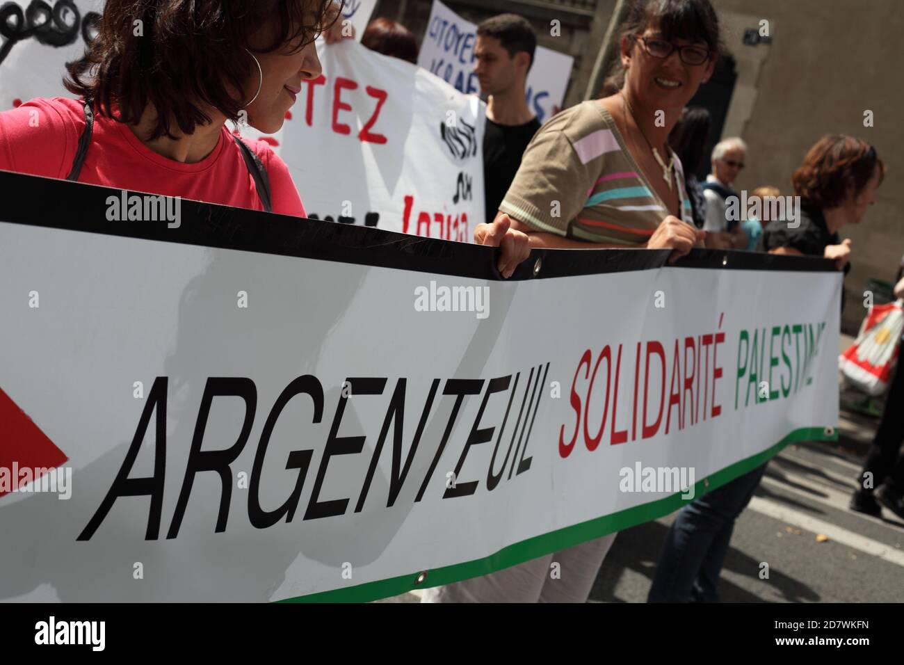 Manifestation pro-palestinienne à Paris en faveur du peuple de Gaza à la suite de l'offensive israélienne qui a coûté la vie à 1,600 personnes Palestiniens Banque D'Images
